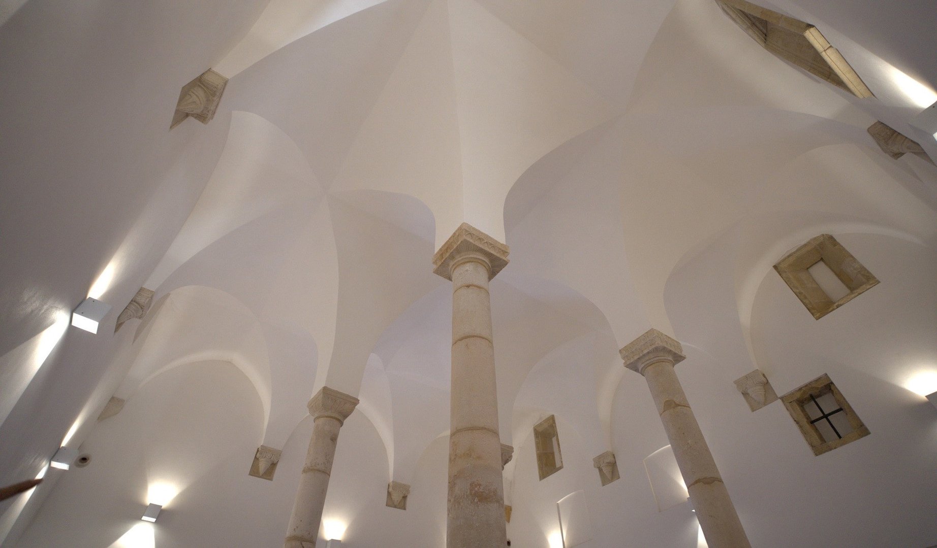 La construction du temple a été motivée par le nombre croissant de juifs à Tomar.