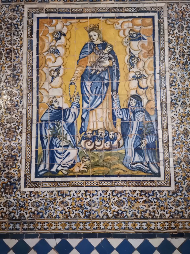 Azulejos policromados, amarelos e azuis, de grande efeito artístico do século XVII