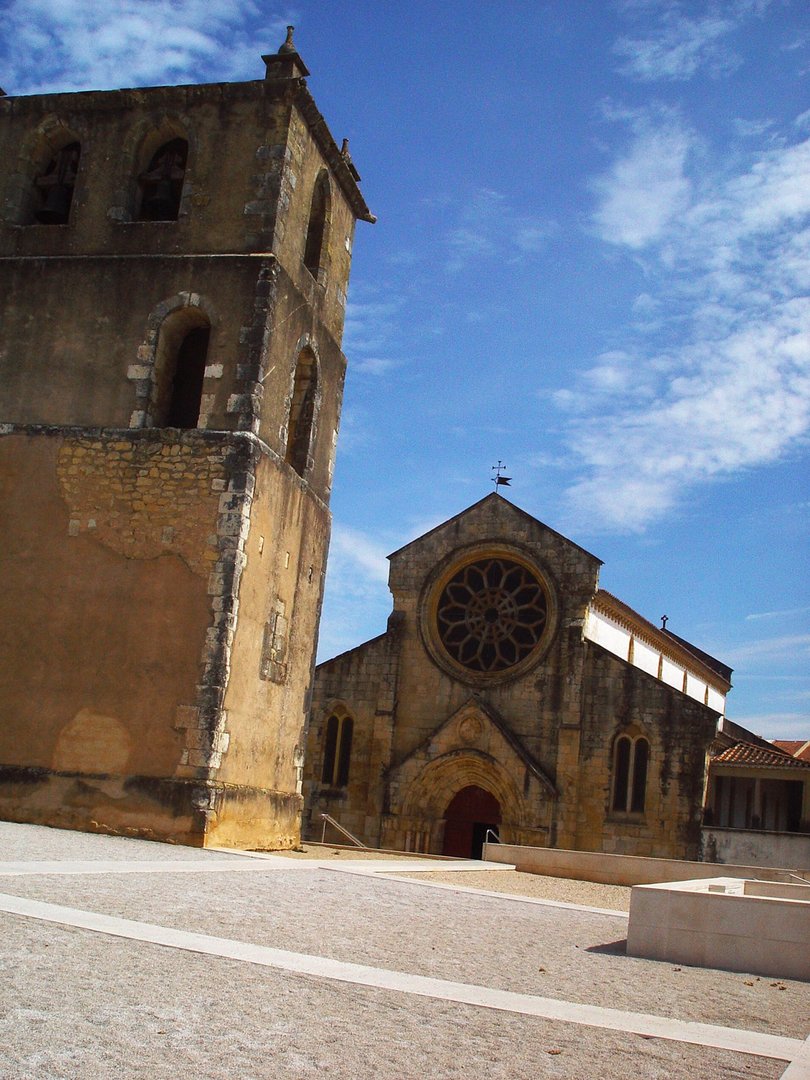 Église de Santa Maria do Olival - Dédiée à Sainte-Marie, l'église originale a probablement été construite par Gualdim Pais